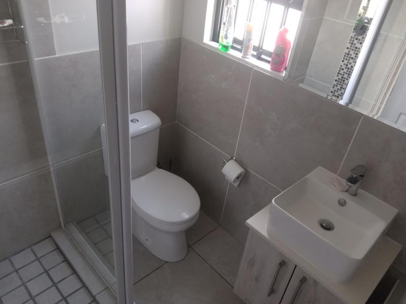 To Let 3 Bedroom Property for Rent in Uitzicht Western Cape